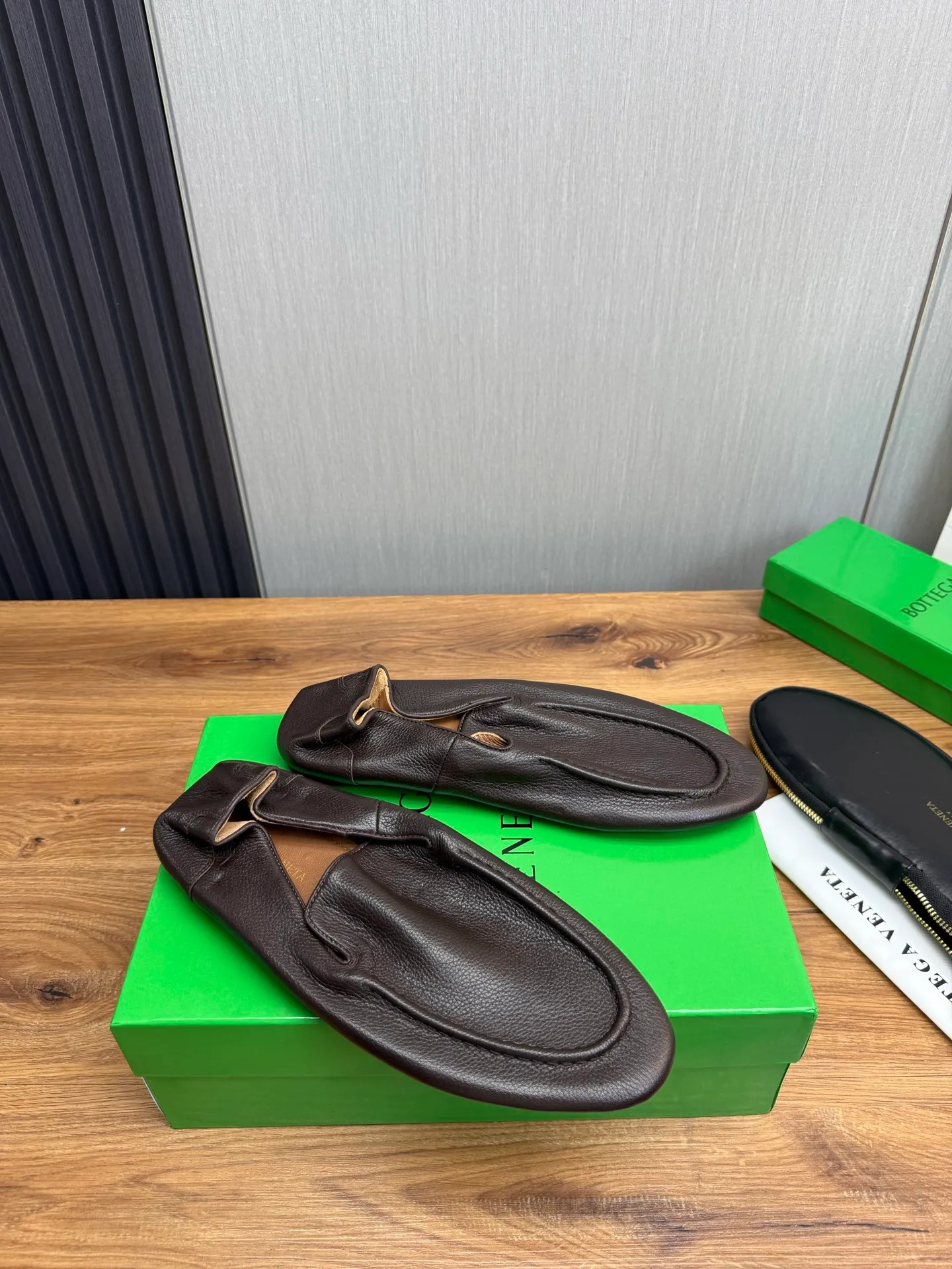Men's men's shoes💰480💰BV-popular wallet shoes👟Casual, fashionable and comfortable🔗Good travel partner✅Original cowhide + imported cowhide. Original rubber outsole, available all year round👏Size: 38-45 (38.45 custom-made, non-returnable)